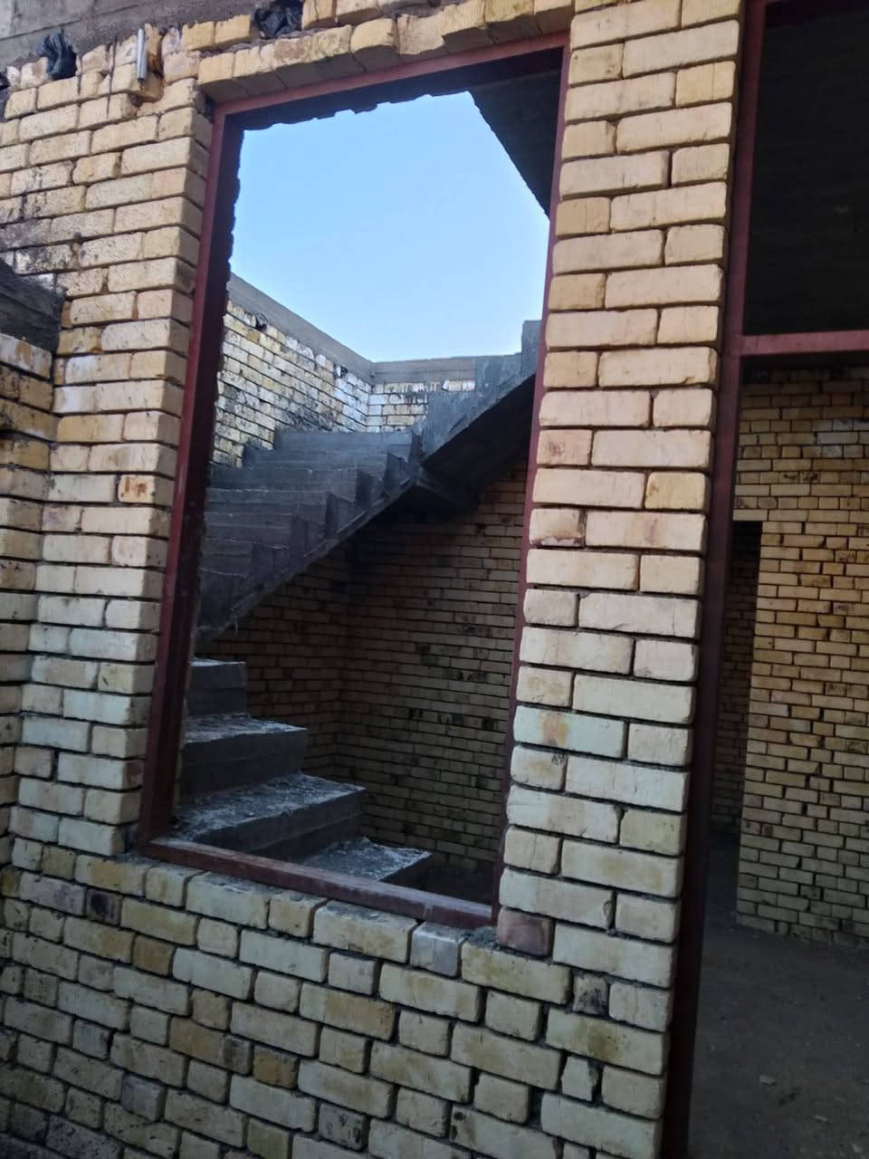 هيكل ١٠٠م خلفي للبيع السعر ٤٧ العنوان الفداء مقاطعه ٢٤ خلف شارع ٦٠ للاستفسار الاتصال 
***********
