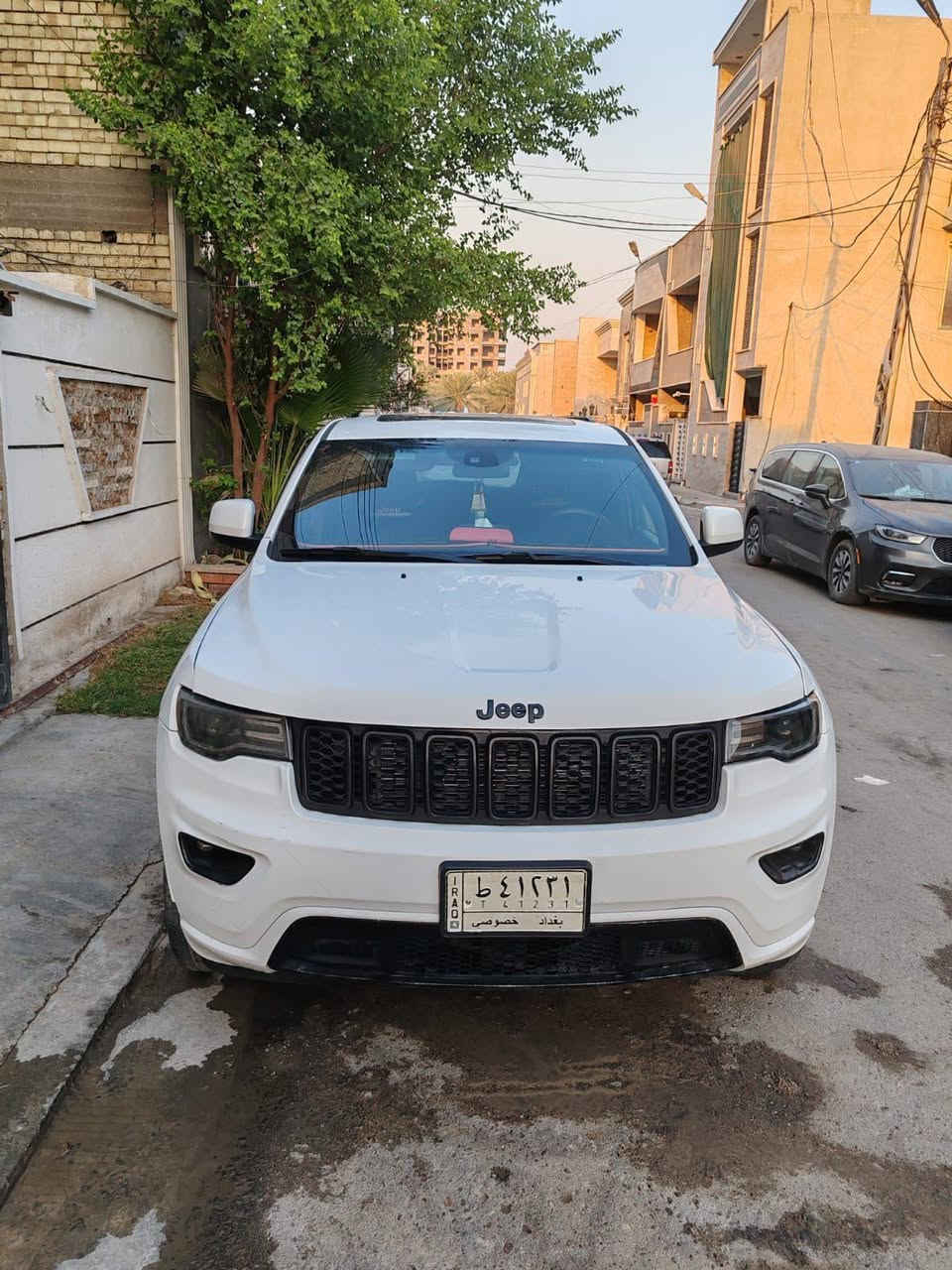 للبيع | جيب جراند شيروكي Black Top موديل 2021
🚗 الموديل: 2021
🎨 الفئة: Black Top
⚪ اللون: أبيض
📏 المسافة المقطوعة: 17,000 ميل فقط(حقيقي) 
💵 السعر المطلوب: 24,000 دولار
المواصفات: ✅ محرك 3.6 لتر (V6)
✅ ناقل حركة أوتوماتيك
✅ دفع رباعي (4×4)
✅ جنوط سوداء Black Top
✅ شاشة لمس ونظام معلومات وترفيه
✅ كاميرا خلفية وحساسات
✅ مقاعد جلد
✅ تشغيل بصمة (Keyless Start)
✅ تكييف ثنائي المناطق
✅ إضاءة LED
✅ فتحة سق
✨ السيارة بحالة ممتازة جداً، استخدام خفيف، جاهزة ولا تحتاج أي مصروف.
📍 الموقع: بغداد/ كراده 
📞 للاستفسار والمراسلة على الخاص أو الاتصال.
‏‪***********‬‏
