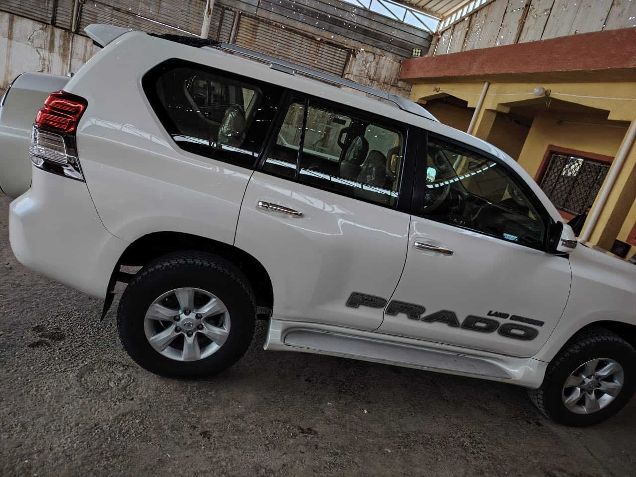 بسم الله وعلى بركه الله 
برادو 2011 بغداد مكفوله من البارد والصبغ كير محرك شرط ماشيه 240 كم السعر 240$ وبيها مجال بسيط 
مكان السياره كركوك الحويجه 
***********
