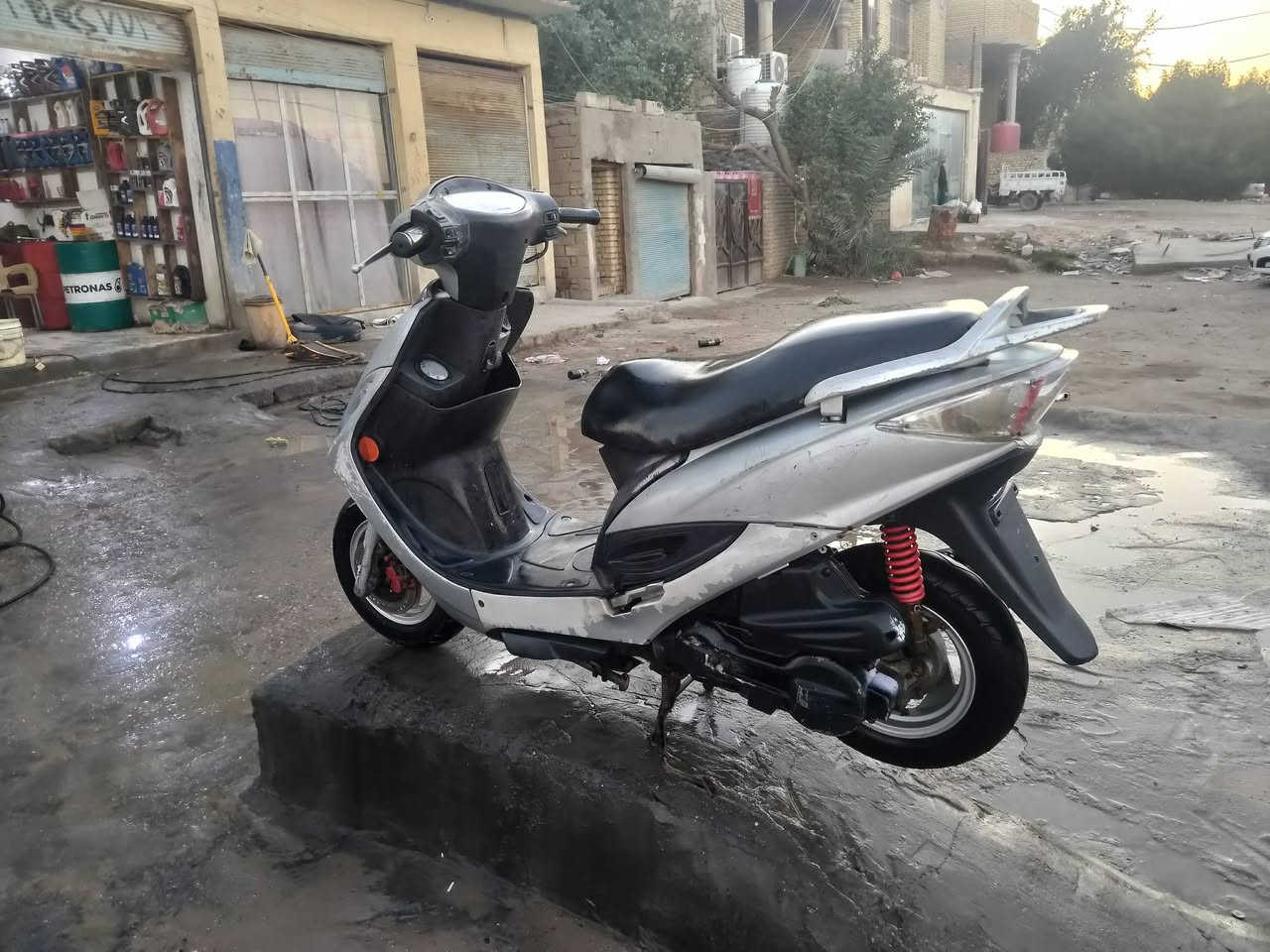 سلام عليكم جي فور للبيع دراجه جاهزه نكره سلف مكينه ناعمه نهضه قويه مشيهه خيرمن الله كفراته اصليه ختم واحد تايرات جدد لايت بك لايت هورن قفل جنطه كيج بانزين ارون كلهن يشتغلن دراجه مال جناي كل نقص مابيه وين مايعجبك اطلع اتراي سعره 250 بيه مجال حك الجيه مكاني ناصريه مركزحي الزهرايم الشركه الهنديه شراي اتصل وخادمك *********** الدراجه بعداحلا من الصور
