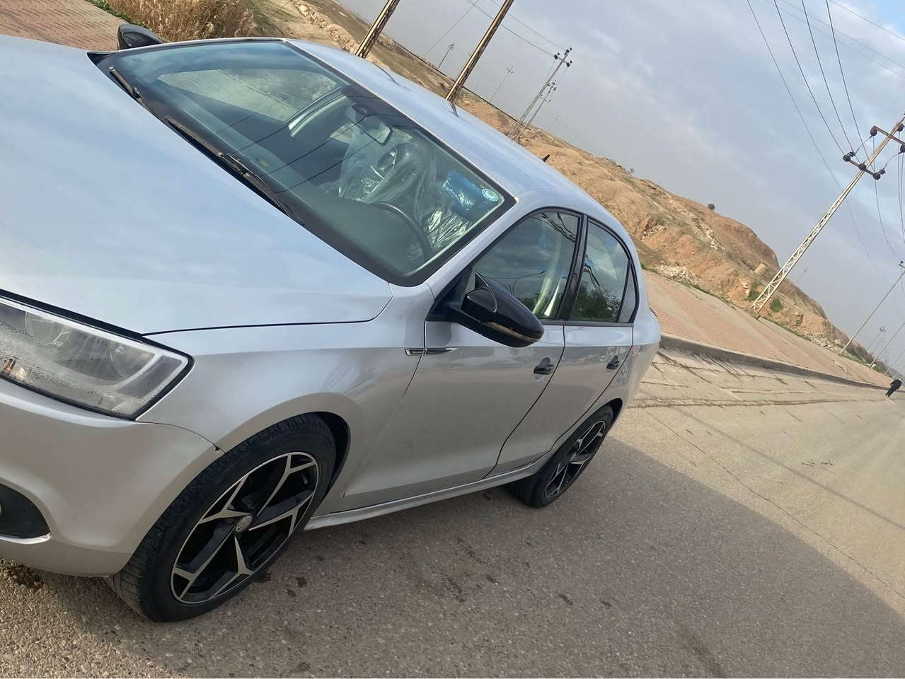 جيتا 2014 
السيارة باسمي تحويل و وكاله شرط سنوية جديد لحد 2030 
محرك 2.0 مرغوب خليجي بدون توربو بدون اي صرف او خلل
كير اوتو
السيارة بي اثنين سويج بلاد شركة
ويل كروم 
بطارية جديدة
فلتر شوته و تبريد جديدة
هايدروليك گير جديد مبدل
دسكات بريك خلفي و امامي جديد
شاشة كاربلي (carplay) 
تبريد مركزي 
بي ٣ قطع و نص بدون دواخل بدون ايرباك 
سعر ٩٩ ورقه و بي مجال بسيط ان شاء الله
*********** كركوك, العراق
