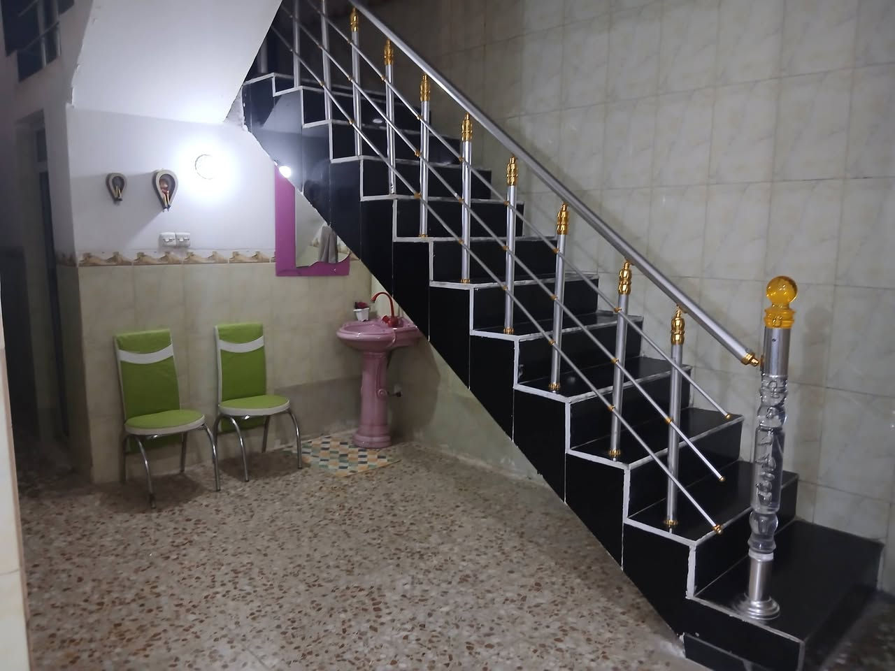 سلام عليكم عندي البيت للبيع مساحه160بناء حديث شارع30قرب مدرسه ابن ادريس اتصال ع رقم*********** حي العسكري
