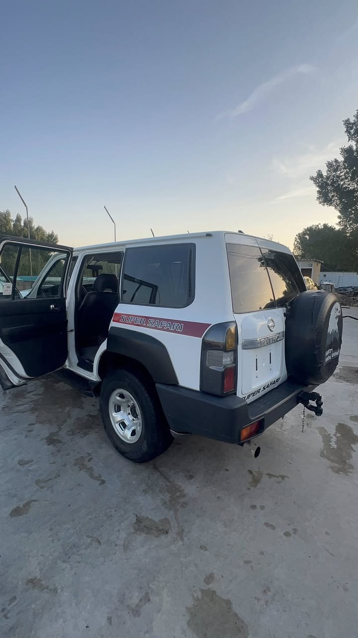 السلام عليكم نيسان باترول سوبر سفاري(فتكك)مكينه V6/4800مزاد وزاره الداخليه السياره مصبوغه عام جماليه بدون حادث وعندي صورها قبل لاتنصبغ محدثه دعاميات امامي خلفي 2018 وبكلايت 2018 دفع رباعي 4X4تبريد ثلج وتدفئة شغاله الكشنات جلد والارضيه جلد وبيها شاشه وكامره السياره ماشاءلله مدفع سعرها 110 وبيها مجال بسيط رقم الهاتف ***********وموجود بيه واتساب العنوان واسط الكوت.
