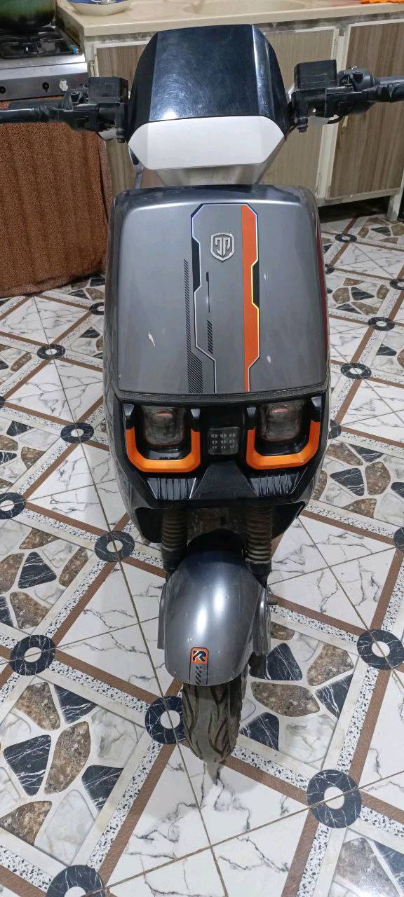 دراجة كهربائية RS بحالة جيدة جداً وياها ضوء أمامي وخلفي شغالين. لونها رمادي وأنيق وعدها مساحة تخزين تحت المقعد. مثالية للتنقل داخل المدينة بكل سهولة وسرعة.