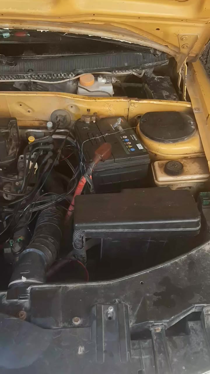 سلام عليكم سمند موديل 11 لون اصفر ناطقها شغال مكينه بلادي ونظيفة  لا تنقص ولا تبخر (فقط مبدل كازكيت بيها )
كير عادي سلف دينمو لايتات شغاله دبل اشاير سياره مال  عيشه  تشغل وتطلع بلاديه ماملعوب بيه السعر 15$ونص قفل مكان السيارة الشطرة رقم السيارة احمر وسنويتها موجودة راعيها بالدواية   للتواصل 
***********
