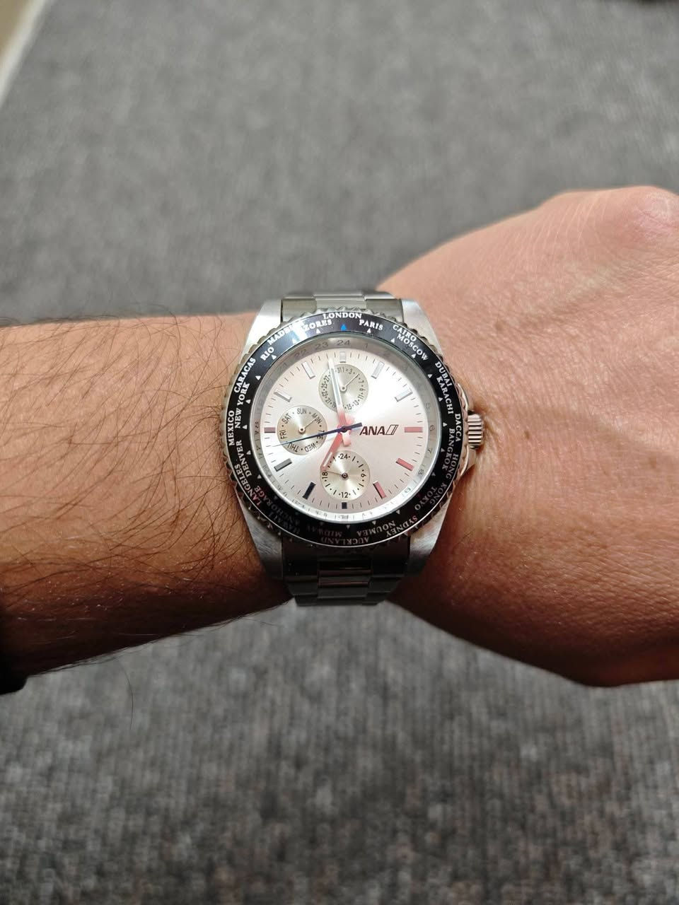 سلام علیکم.
ساعە ئانا اصلی للبیع. یابانی. باتری. سنتر یومی و سنتر اسبوعی و سنتر 24  ساعه. رینك دوار. ضد الماء. قطر 43 مع زمبلک. تصمیم رائع. نضیف جدا بالستیكر. سعر  60 الف مكاني بغداد الزعفرانية هاتف ***********
