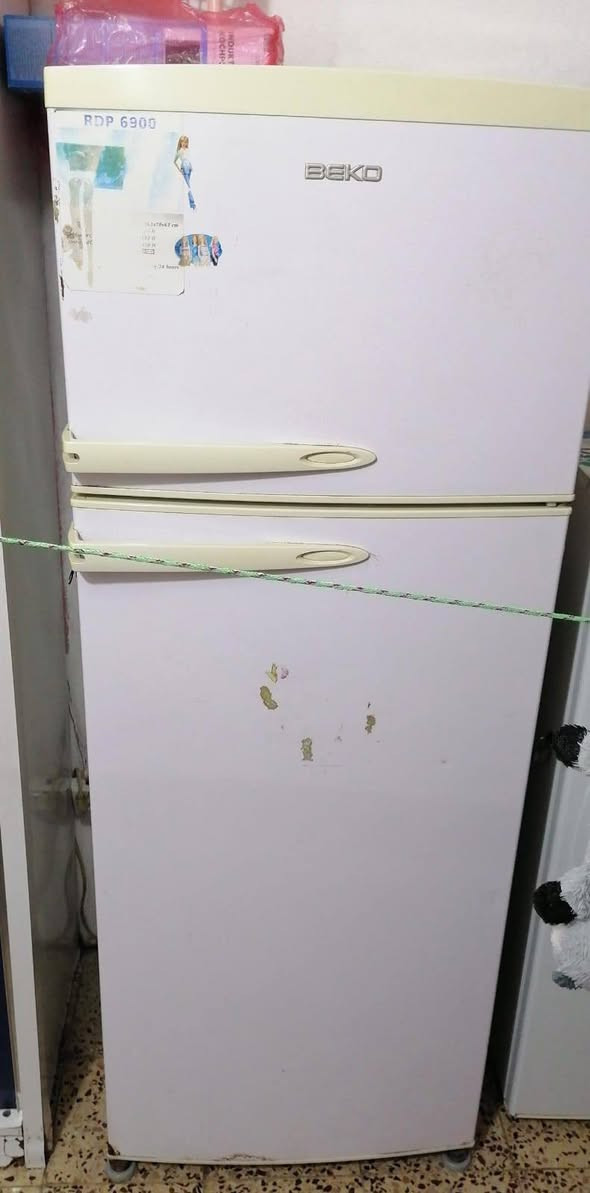 ثلاجة للبيع نوع بيكو 22  قدم الكشر نضيف جدا  محور مراية الفريز شغال مثل ما موضح بالصورة بس الجوة بي انسداد مرة يبرد ومرة لا ابيع ع وضعيتهة رايدهة 150 قفل بدون عملة مكاني بغداد ***********
