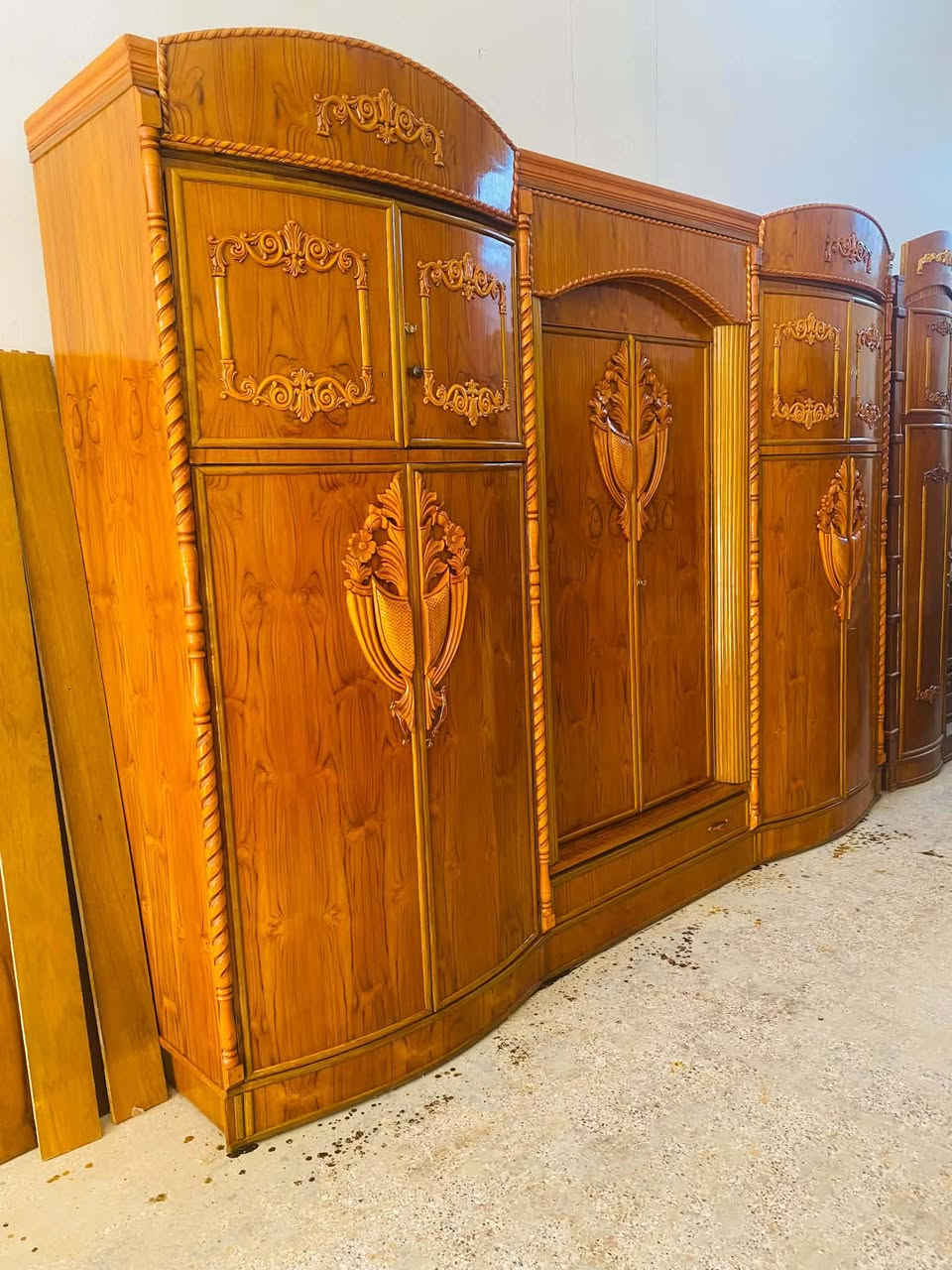 غرفة نوم عراقي مستخدم اخو الجديد  6 باب طابقين ملحق شغل درجة اولى مرتب ضهر جرجوبة السعر 900 الف وبيها مجال للطيبين 
رقم الهاتف ***********
