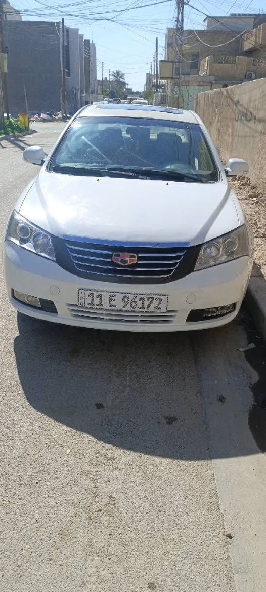 السلام عليكم
جيلي امكراند c7 موديل 2012
رقم السيارة  بغداد الدولي الجديد
محرك 1800 نظيف
كير ومحرك على وضع الشركة
تبريد شغال 
تدفئة شغالة 
الكهربائيات كلها على وضع الشركة 
صدر نظيف 
دوشمة جديدة 
مواصفات السيارة  : 
اشاير مري
فتحة سقف
مصباح اوتو 
سنتر لوك  قفل تلقائي 
ABS 
كامرة خلفية وحساسات خلفية 
شاشة لمس 
السيارة مكفولة من الضربة والصبغ فقط الهالات مصبوغة 
نقصها فقط مشط ستيرن ينقص دهن قليل جدا 
السعر 63 وبيها مجال بسيط
***********
مكاني بغداد حي الجهاد بغداد, العراق
