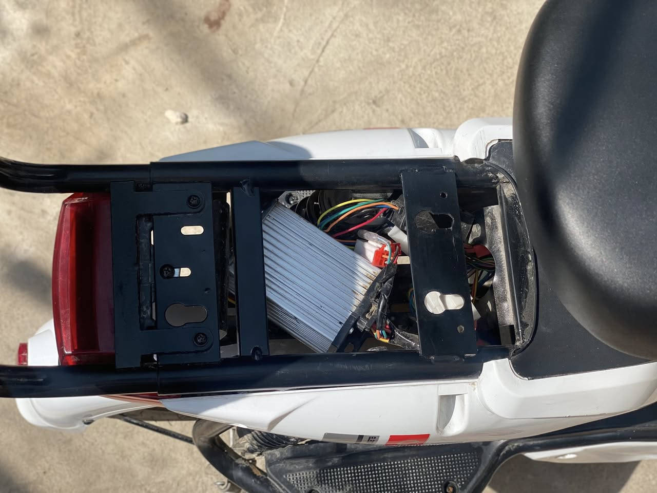 ملاحضه الكشن   الورا ضايع  مكاني كربلاء بطاريات ليثيوم جديدة صار ثلاث اشهر من اخذتها
سعر 225وبيها مجال 🤍

500 واط
 • البطارية: 48 فولت
 • سعة البطارية: تقريباً 10 – 20Ah
 • السرعة القصوى: حوالي 35 – 40 كم/س
 • المدى بالشحنة الواحدة: تقريباً 35 – 50 كم حسب الوزن والطريق
 • الحمولة القصوى: من 120 إلى 150 كغ
 • وقت الشحن: حوالي 5 – 8 ساعات
 • الوزن التقريبي للدراجة: حوالي 35 كغ
 • مزايا إضافية:
 • مصباح أمامي وخلفي
 • سلة أمامية للأغراض
 • منبه وصافرة
 • فرامل أمامية وخلفية
 • يمكن أن تحمل شخصين  ￼

✅ مميزاتها:
 • اقتصادية جداً (لا تحتاج بنزين).
 • هادئة وسهلة الاستخدام داخل المدينة.
 • مناسبة للمشاوير اليومية والعمل.

⚠


**إذا كنت صاحب هذا الإعلان وتريد حذفه لأي سبب، رجاءا أرسل رسالة إلى الدعم الفني**