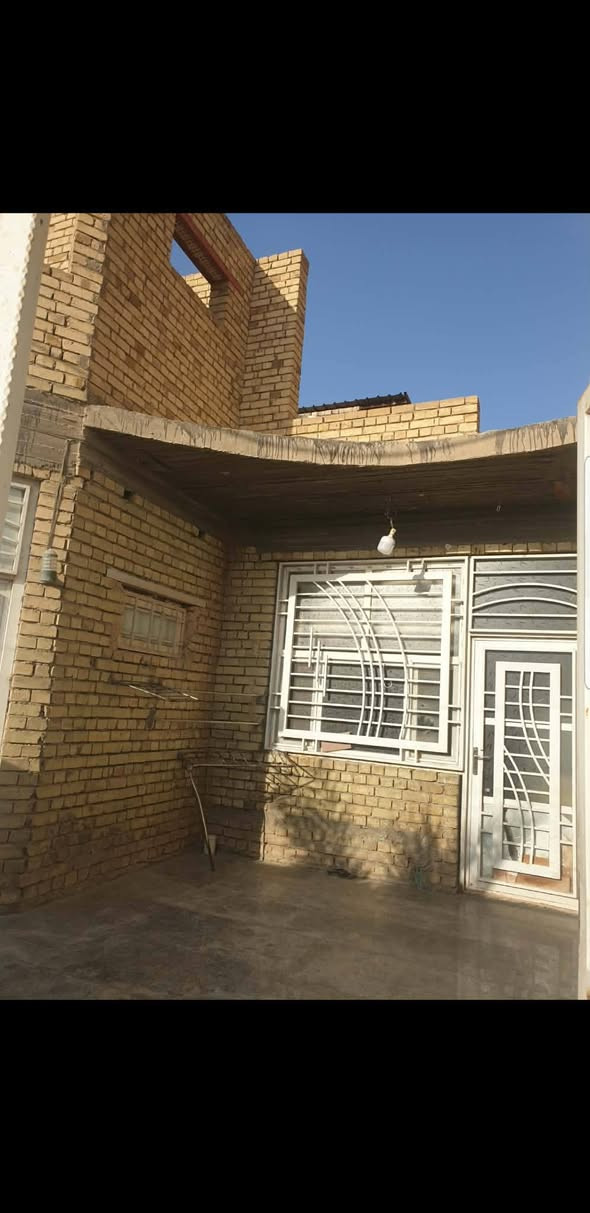 دار للبيع ٢٠٠م حي الفارس على حديقة طابق اول استقبال مطبخ صاله غرفتين صحيات ٢ الطابق الثاني هيكل فقط ***********
