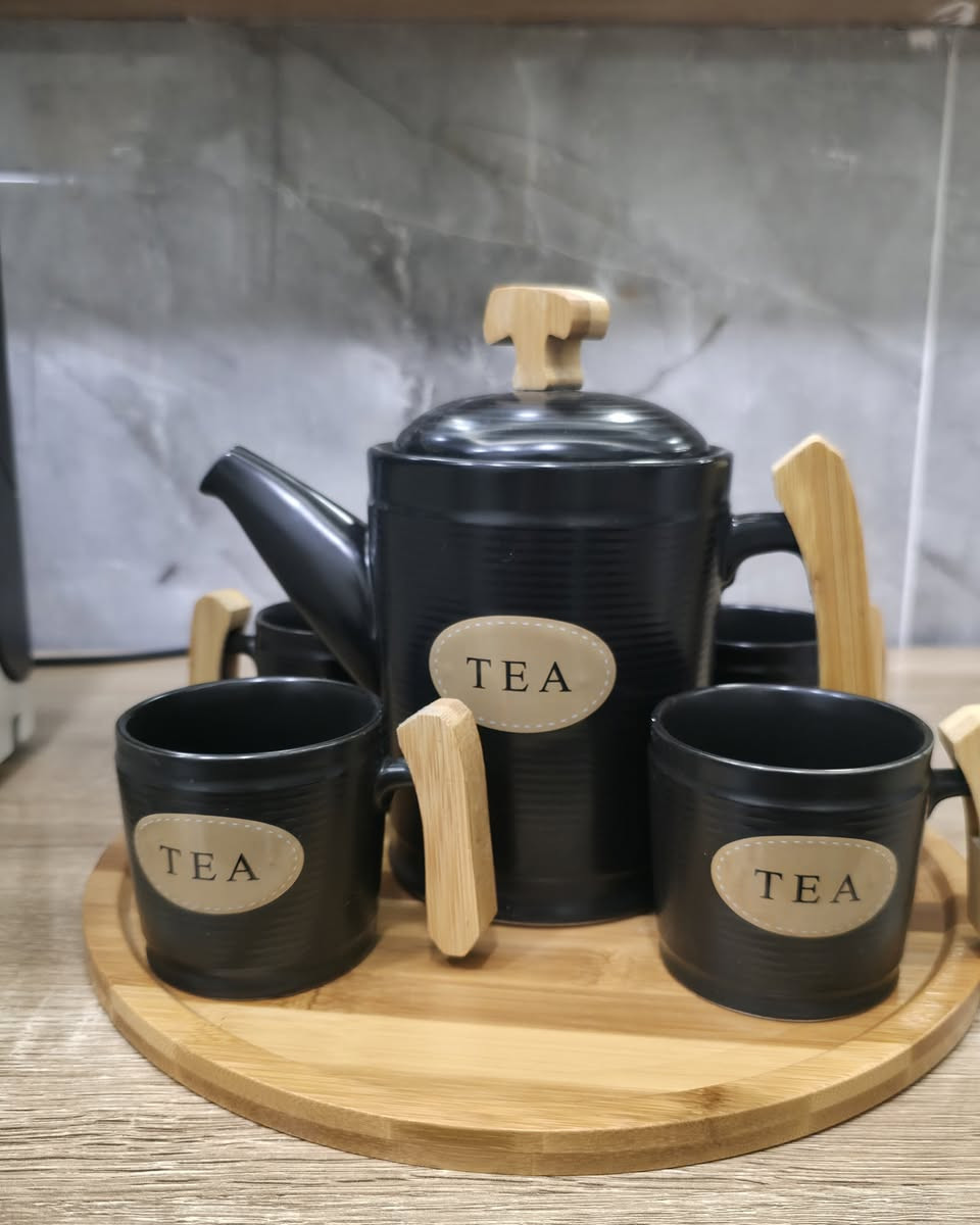 للفخامة عنوان! 👑 طقم قوري مع أربعة أكواب وصينية خشب متوفر الآن في الطابق الثاني، T4 مول. زورونا في المنصورية، دلي عباس، مدخل القضاء. للاستفسار: ***********. ☕️✨ #فخامة #أناقة #منزل #مطبخ
