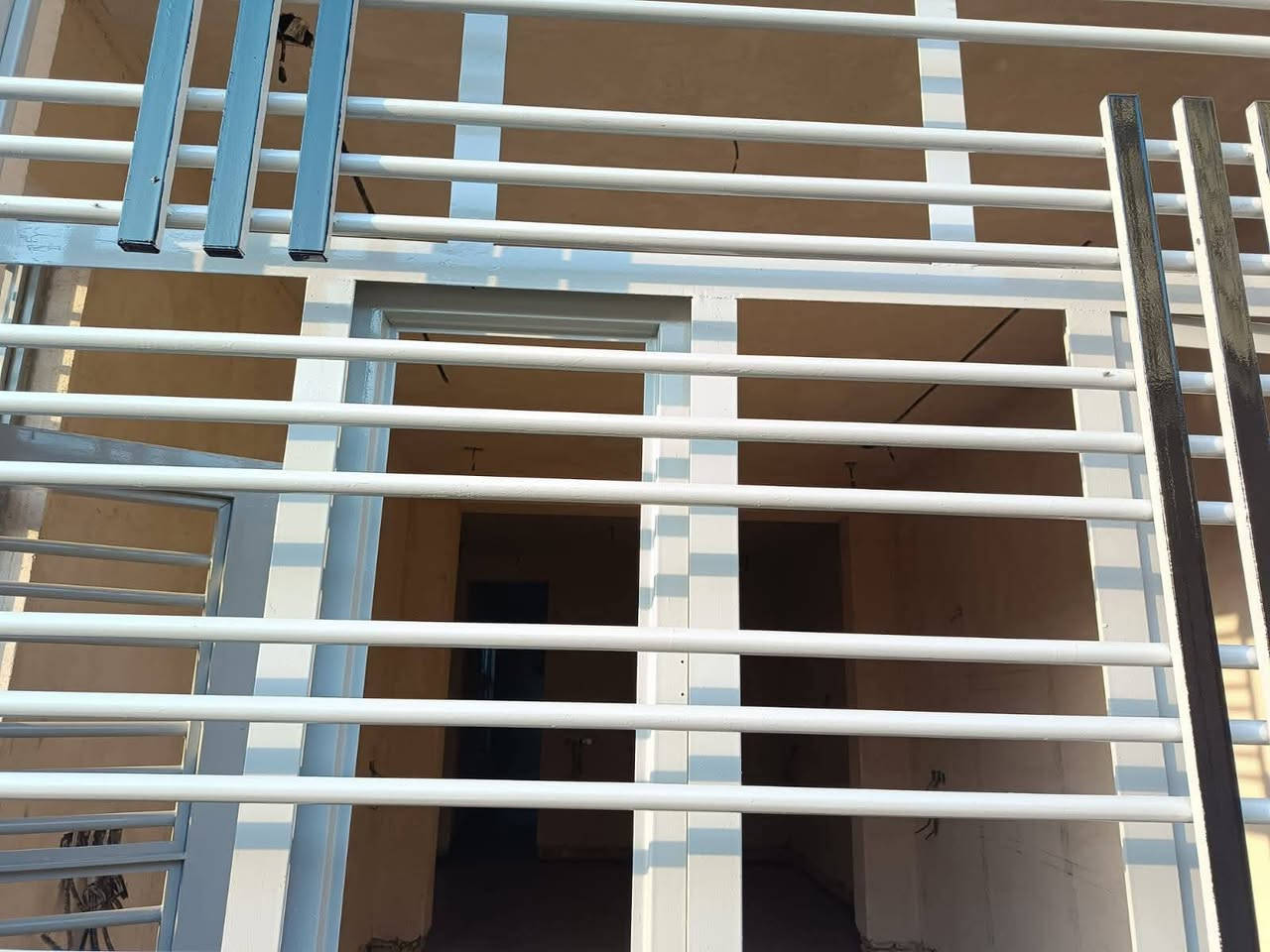 سلام عليكم صباغ متفرغ بيوت +شبابيك بوب محجرات تصل ع رقم ***********
