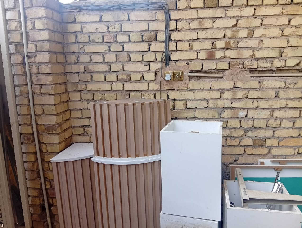 اغراض للبيع 
1/ كراسي دوار عدد9
2/مجمده 
3/طبلات عدد 5
4/ديكور ورد.
5/جهاز حراري مال شعر 
6/ مكتب و طبلات NDFخشب 
العنوان ميسان حي الشهداء للستفسار الاتصال على الرقم ***********
