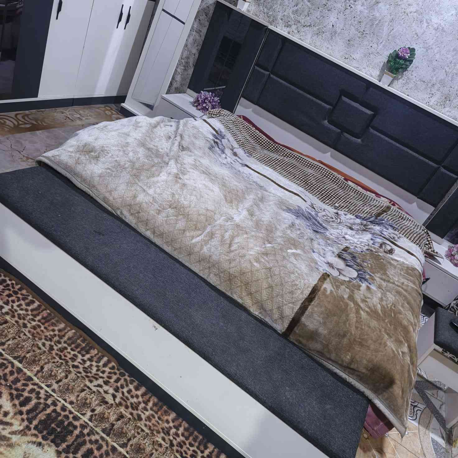 غرفه جديده ستعمال قليل 8بيبان تسع قطع زلغه مابيه ب800وبيه مجال جوه السوك متوازي عله بيعته مكاني ديوانيه ***********
