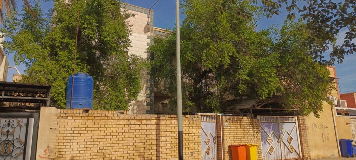 السلام عليكم يتوفر منزل للبيع طابو صرف طابقين بناء قديم ومرمم المعقل الحي المركزي
المساحه 240م الواجهه 12م نزال 20
الطابق الاول غرفتين نوم صاله واسعه  استقبال 7×4 حمامات 3
 مطبخ حديقه  وكراج
الطابق الثاني ثلاث غرف نوم وصاله واسعه وحمام  للاستفسار على الرقم *********** منطقه هادئه وقريب عليها مدارس وسوك ومستشفى
 السعر  360 وقابل للتفاوض البصرة, العراق
