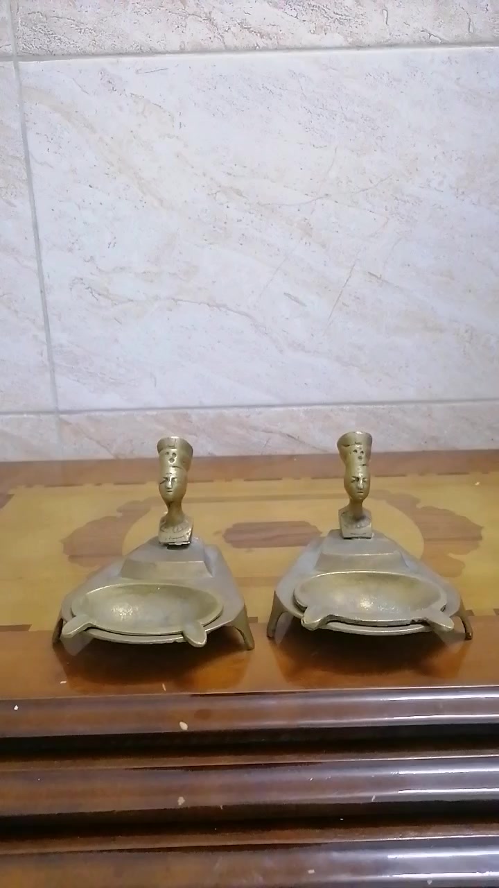 السلام عليكم ورحمة الله وبركاته جبنالكم تحفه فنيه احلا زوج نفاظات مل ايام زمان الوزن ثقيل انظاف خاليين من اي عيب للبيع السعر خاص مكان موصل يوجد توصيل كافه محافظة العراق وهذا رقمي *********** موجود واتساب علا هذا الرقم
