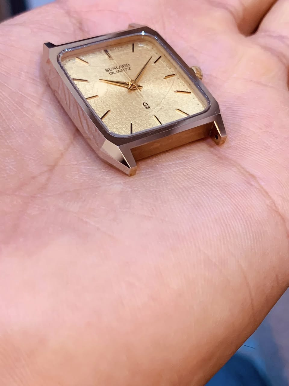 السلام عليكم للبيع ساعة sunlourd by seiko الساعة مصنوعة من معدن   Tungsten Carbide  او الدايستار غير قابل للخدش مينة ذهبية على وضع المصنع جدة نضيفة وانيقة السعر ٩٠ الف


**إذا كنت صاحب هذا الإعلان وتريد حذفه لأي سبب، رجاءا أرسل رسالة إلى الدعم الفني**