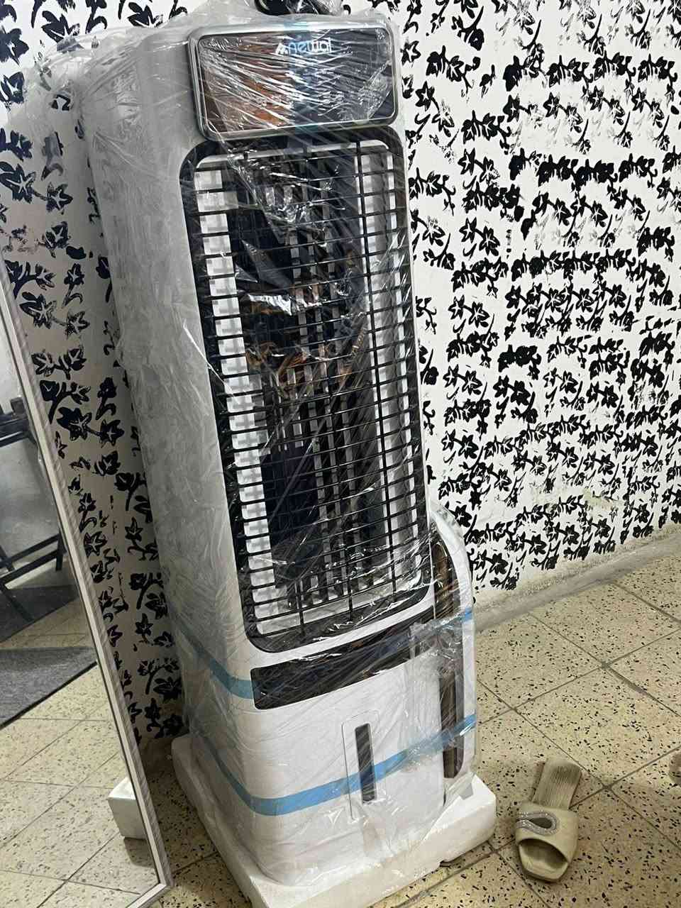 غراض بيت للبيع 
الغرفة ويه الدوشك ب ٤٠٠ 
الساعة ب ١٥ 
المرايا ب ١٥ 
ميز الطعام كزاز مع اثنين كراسي ٢٥ 
الصوبة الزيتية ب ٥٠ 
الصوبة ام المنظر ب ٥٠ 
السخان ب ٤٥ 
ومأطور ب ٧٥ أخذنا استخدام ٥ ايام وأريده ب ٥٠ 
ثلاجة ١١ قدم نظيفة ب ٧٥ 
غسالة اوتوماتيك ١٢ ب ١٥٠ 
طباخ ب ٥٥ 
كاونتر مرمر اصلي ثقيل مترة وربع كامل مع صونداته ب ١٢٥ 
ميز شاشة مرمر اصلي مابي ضرر ب ٢٠٠ 
وشاشة حجم ٥٠ ب ٣٠٠ ألف جديده وصلها وكارتونتها وياها ام الانترنيت 
كاربت ٢٠٠ متره ب ٥٠ ألف مابي ضرر
شجرة كريسماس ب ١٥ 
سبلت انفيرتر طن ب ٢٥٠ ألف بعده بجيسه 
والي يشتريهم كولهم اله خصم للاستفسار 
***********
المكان الزعفرانية
