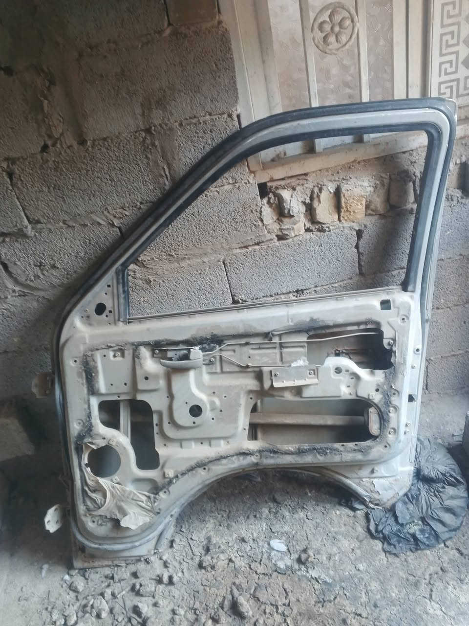 السلام عليكم يبان للبيع يدات الموجوده جامهن موجود مواطير ما بيهن يده مال باب سلايد اصليه عاديه ما اعرفها سعر البيبان 100 سعر اليد 30 مكان بغداد حي النصر ***********
