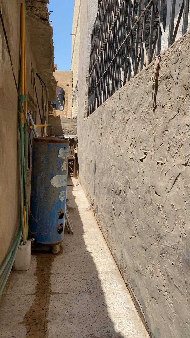 من رخصة صاحب المنشور 
بيت للبيع في حي الرئاسة مقابل العبيدي شارع جامع الامام علي المساحة 300 متر 12 *25 يحتوي على حديقة كبيرة وغرفتين نوم وترك خلفي وجانبي وحولي درج وحمام كبير وتواليت في الداخل والخارج واستقبال وهول ومطبخ وكراج للسيارة. ***********

