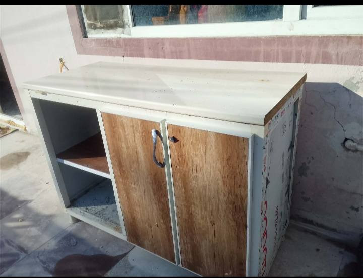 كاونتر للبيع متر ونص يحتاجله بليت بس نضيف كلش سعر ١٧٥ بي مجال  ***********واتساب
