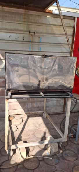 السلام عليكم غراض مطعم للبيع كلهن نضيفات وشغلات عزلت المطعم من ورة العمال ورايد ابيعهن شلع واكو هم بعد غراض مطبخ للاستفسار ***********
