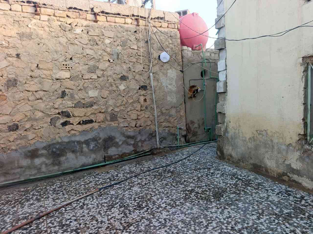 سلام عليكم بيت+عرصه تقريبا البيت معه العرصه 400متر الرضويه الخامسه خلف مدرسه البطولة 4شارع من الشارع العام بنيان قديم 
للتواصل اتصل على الرقم /***********/
