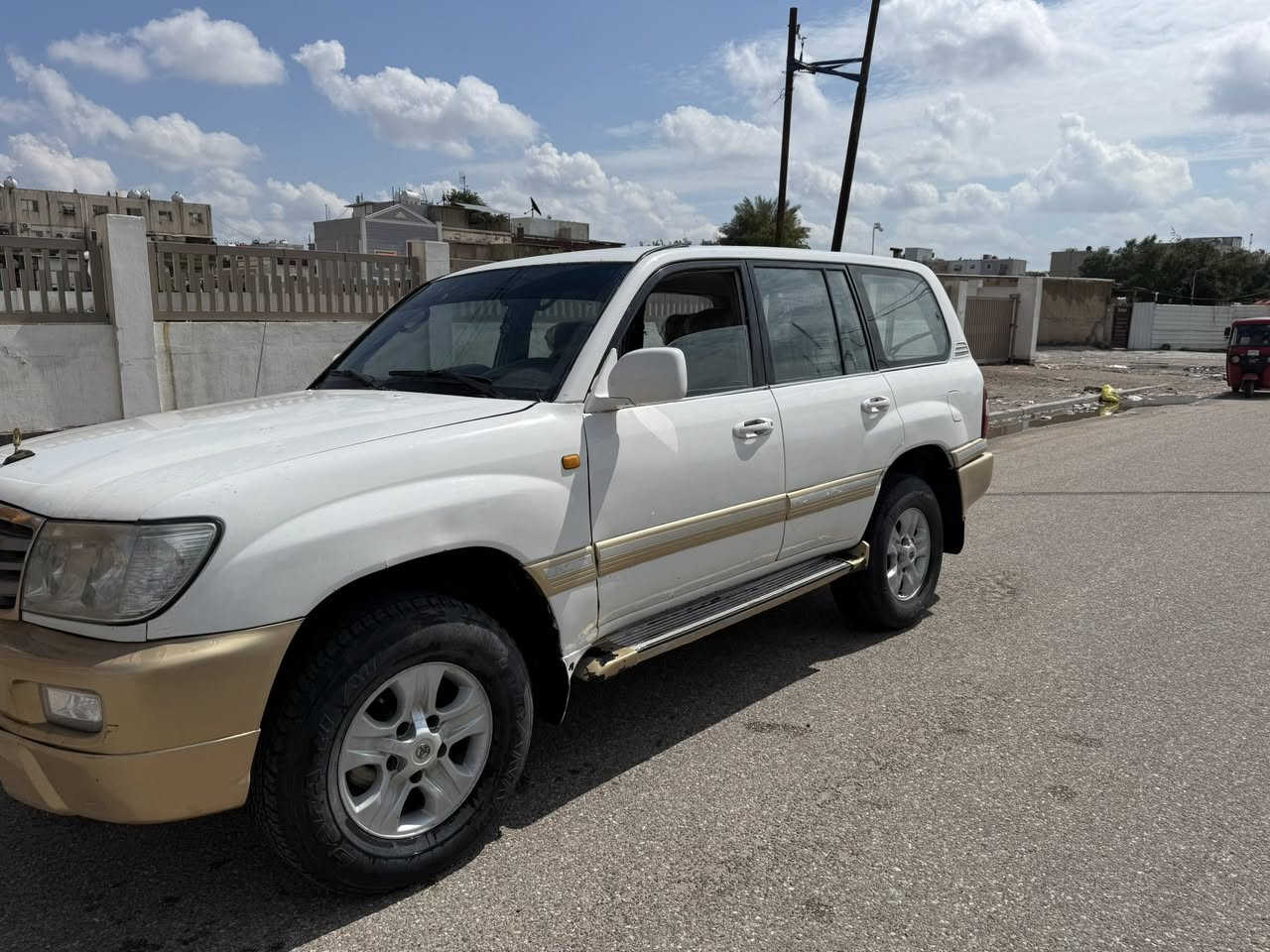 لاند كروز حديده مديل 2006 مكينة وكير اوتماتيك محورة 6 سلندر مكينة وكير مكفولات صدر امامي خلفي جديد تخم تاير جديد ويل كب جديد كهربائيات  كله شغالة اي نقص ما بيه كلج مال الكمبريسر يشكل تبريد وتدفئهً شغاله دبل فيتمات بلادي شاشه كبيره دوشمهً جديده سياره حديده بدون ارقام السعر 60 بيع او مراوس حسب القناعه ***********
