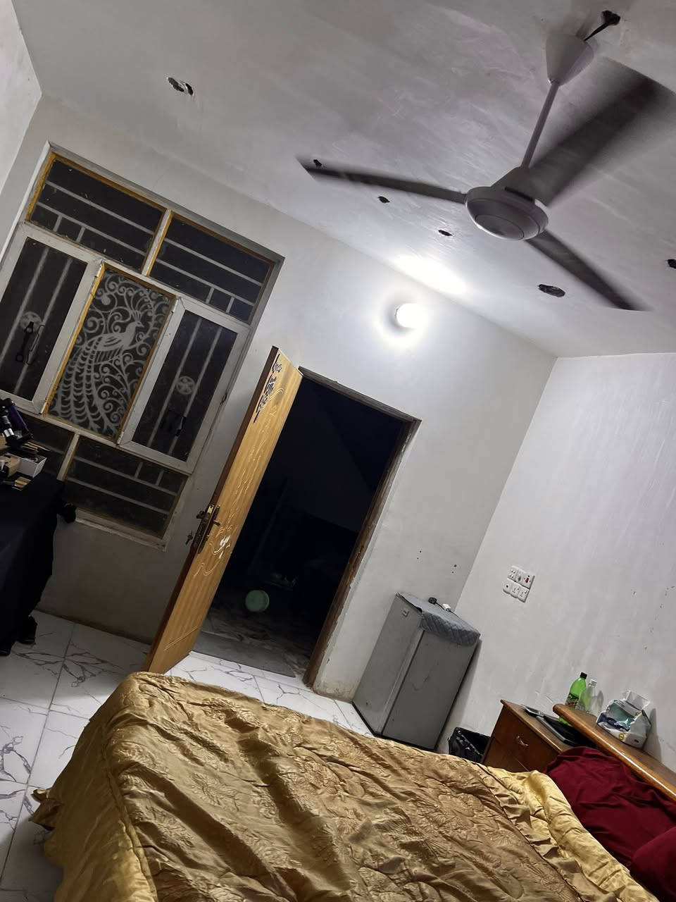 بيت للبيع في سبع قصور فرع زنود الست الحمداني ركن فرعي
المساحة 260 متر الواجهه 10 والنزال 26 
البناء يحتوي على استقبال مطبخ غرفة نوم صالة 3 صحيات 
القاط الثاني مخزن + غرفة نوم + صالة + قاط ثالث بيتونه 

ملاحظة البناء طابوك جمهوري صب مسلح مساحة البناء 120  و 140 حديقة خلفية ع فرع 
للاستفسار ***********
