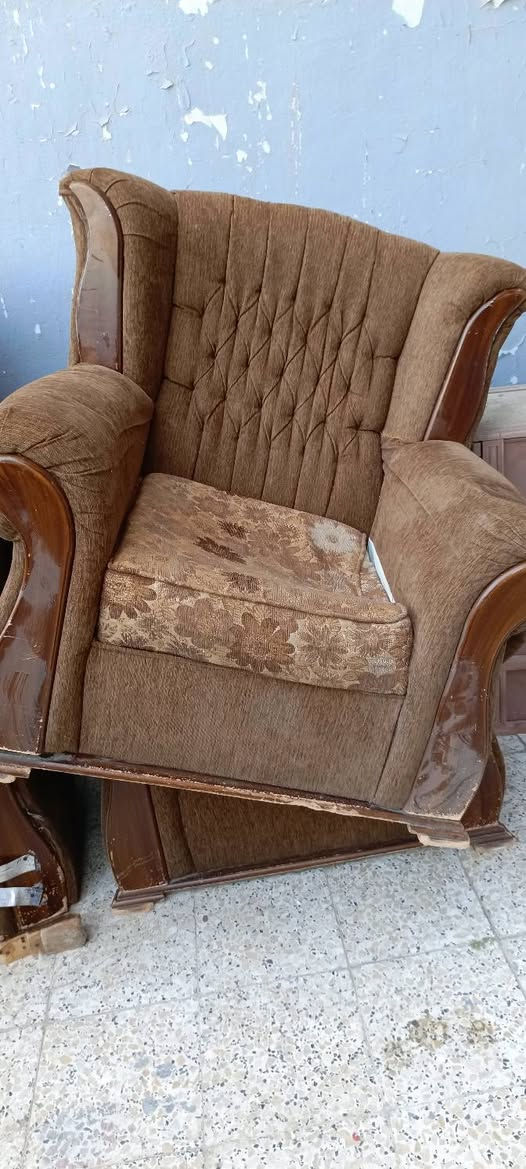 تخم ..جاو روسي 
كرويته مع ٣كراسي 
١٥٠الف
***********
