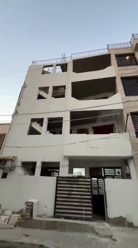 🏢 مكتب أبراج الياقوت العقاري

🏬 بناية للبيع – فرصة استثمارية مميزة

📍 الموقع: الكرادة – قرب المسرح الوطني

📐 المساحة: 100 متر²
🔹 الواجهة: 10 متر

🏠 تتكون البناية من 4 وحدات سكنية

✨ مواصفات كل وحدة:
▪️ غرفة نوم
▪️ صالة
▪️ مطبخ
▪️ حمام وخدمات

✅ مناسبة للاستثمار والسكن
✅ موقع حيوي ومطلوب
✅ قريبة من الخدمات الرئيسية

📞 للاستفسار والمعاينة:
***********
