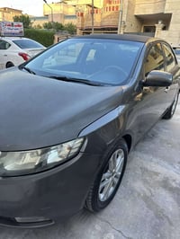سيراتو موديل ٢٠١١بيها قطعتين صبغ وشوية جراد  بدون اي دواخل كير مكينة ك...