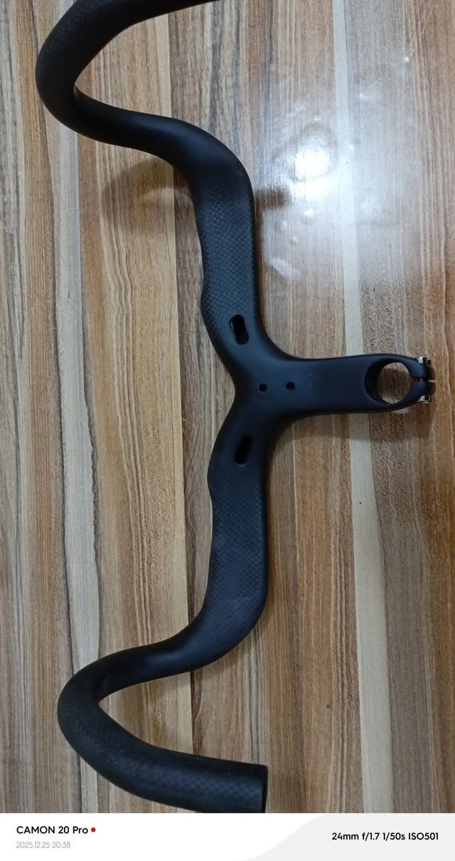 سلام عليكم للبيع استيرن  رود من ماركه كاربون فايبر مع تصميم وإيرات دفن
للاستفسار على الخاص او على الرقم التالي *********** ويوجد توصيل
