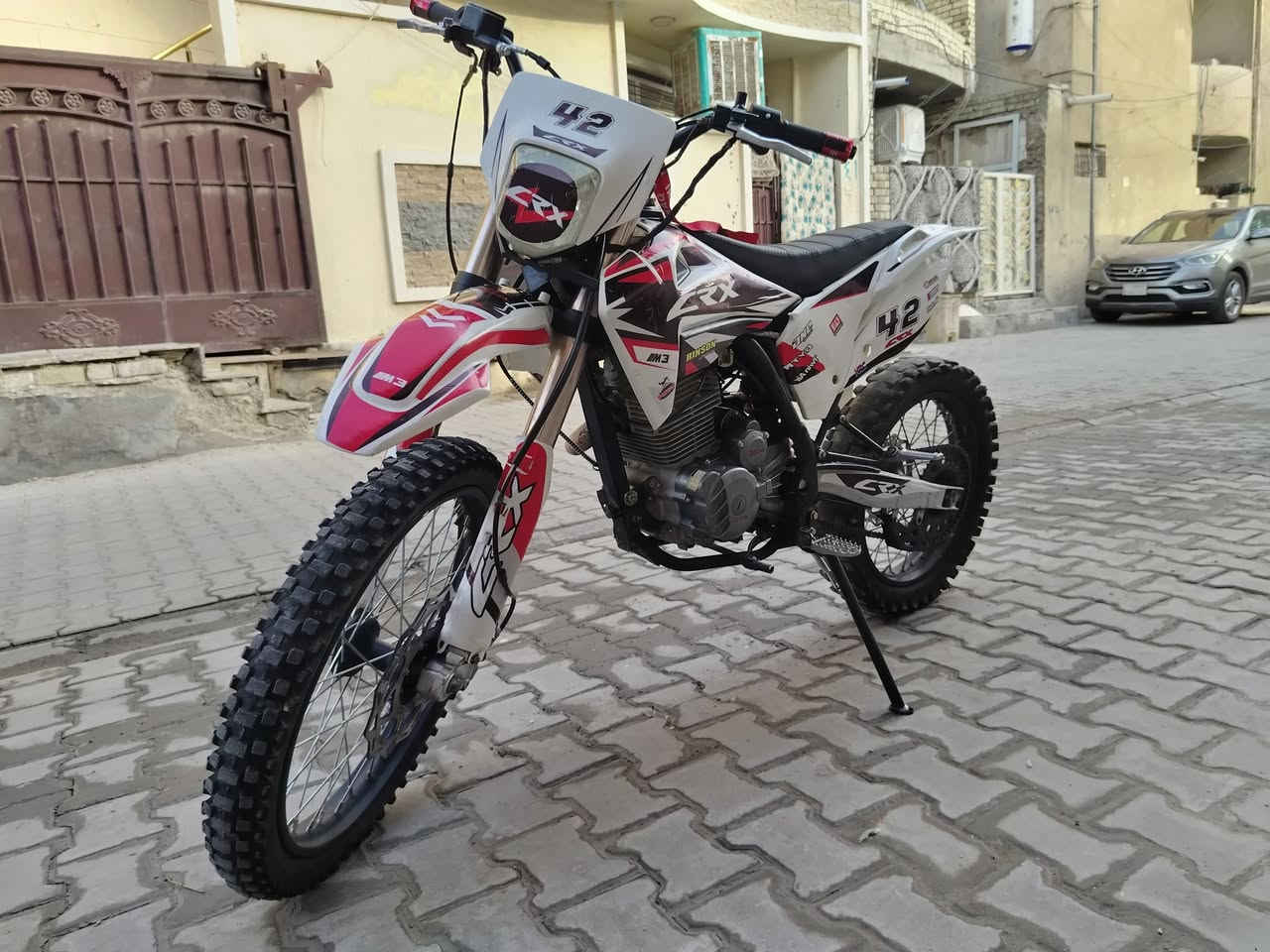 سلام عليكم دراجه قفاز نضافتها مثل ما امبينه بل صوره محرك ٣٠٠ موديل ٢٤ دراجه كامله نقصها بس كهرباءيات نكره سلف نكره هندر العنوان بغداد اعضميه الرقم واتساب *********** السعر مليون و ميه و بيها مجال
