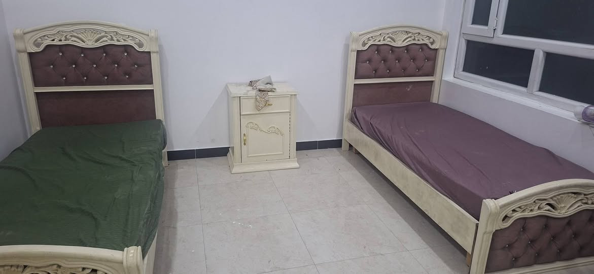 التفاصيل:

​مكونات الغرفة: سريرين + ميز تواليت + كنتور اربعة ابواب طابقين

​نوع الخشب: صاج أصلي (داخل وخارج) - طلب وشغل خاص وعالي الجودة.

​ملاحظة الحالة: حالياً تحتاج إلى صبغ فقط.

​السعر: 550,000 (خمسمائة وخمسون ألف دينار عراقي).

​العنوان: بغداد - حي الخضراء.

​رقم الهاتف: *********** (متوفر اتصال / واتساب).

​ملاحظة: للجادين، يرجى الاتصال على الرقم المذكور أعلاه للمعاينة أو الاستفسار.
