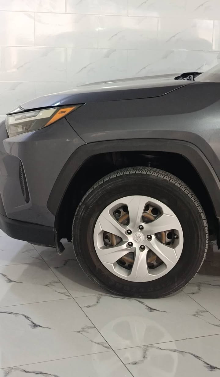 🚘 تويوتا راف4 (RAV4) 2023 موديل، LE AWD Tech
نمرة السيارة (الجاهة): 24-L 70592 (دهوك)
اللون: غرationستg رمادي غامق (Gunmetal Grey)
✅ الكيلومترات: 35,000 كم
✅ الفصّة: موجودة
✅ الكيت: أوتوماتيك
✅ الوقود: بنزين
✅ نوع الدفع: AWD (دفع رباعي)
🎨 صبغ: 2 قطعة مصبوغة (غير أورجينال)
✅ الحالة: تدشّر زينة، ماكو مشكلة بالمكينة
✅ الشكل الخارجي: نظيف وممسوح زين، الفانوسات LED أصلية
سيارة في معارض دهوك تيرمينال الرقم  55 📍 
*********** واتس اب

