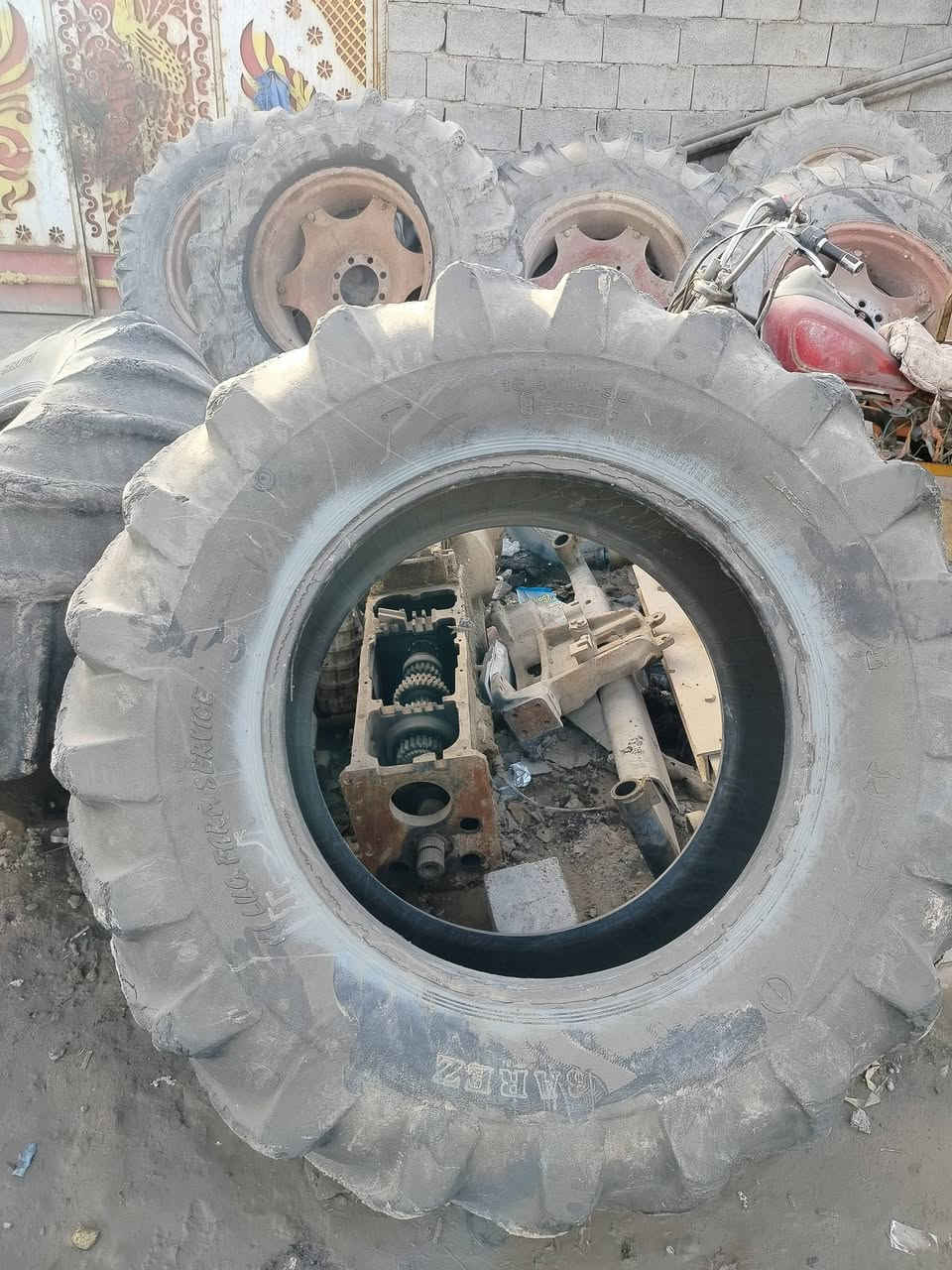 السلام عليكم تواير حجم 30/18 للبيع +غراض تفصيخ عنتر للبيع العنوان ميسان حي العسكري  الاتصال على الرقم ***********
