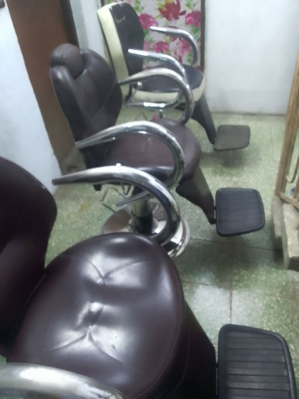 السلام عليكم كراسي للبيع العدد 3 السعر الواحد 130 الف مكاني بغداد الشعله للتصال *********** وتساب وخاص وتصال متوفر
