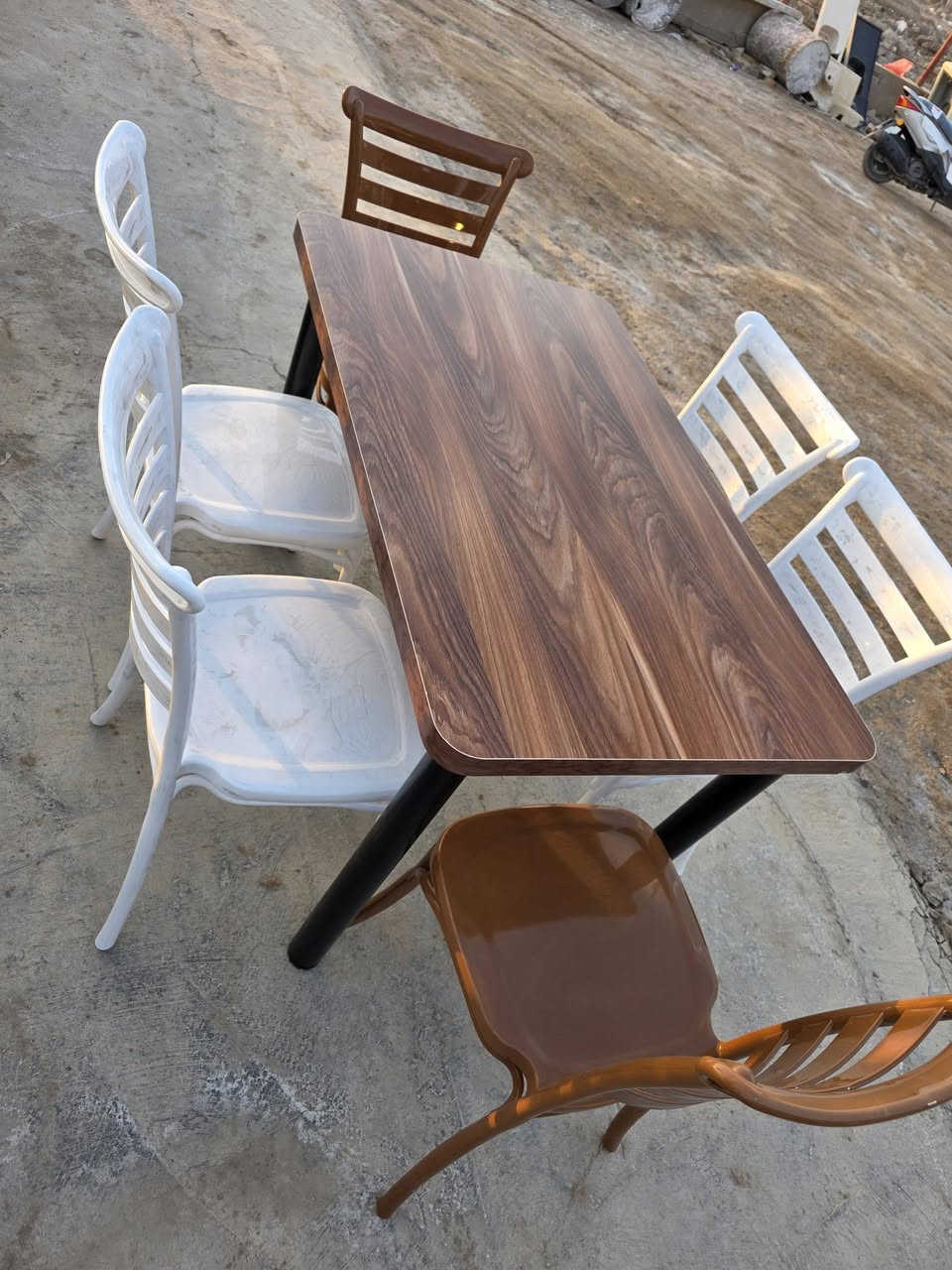 ميوزه طعام .. جديد 
يتوفر  ٥ الوان  .
ميز خشب رجلين حديد مع كراسي بلاستك مقوه اصلي  ..
يتوفر ابو ٦ كراسي وابو ٤ كراسي 
وموجود فقط كراسي   ..
العنوان بداية فرع ابو الماش الجهه اليسار مقابل افران ومعجنات الحوراء ومقابل صيدلية عبدالرحمن ..
***********
***********  وات ساب
