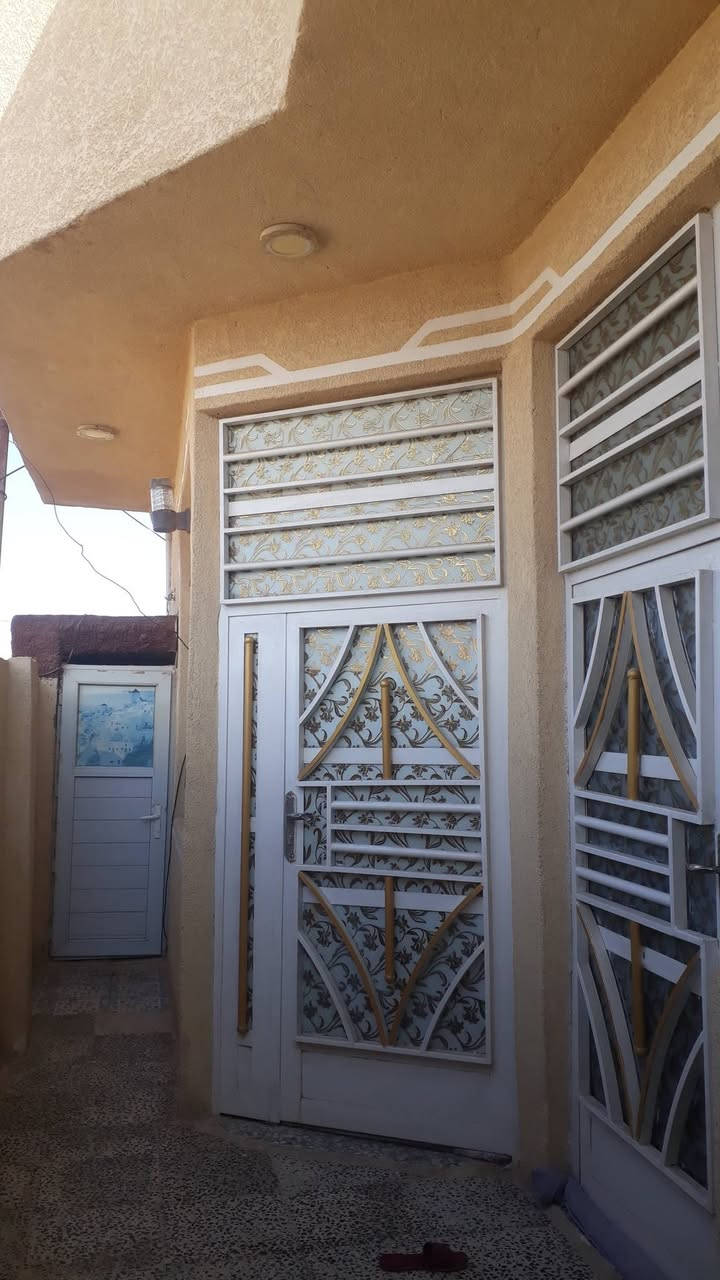 السلام عليكم بيت اللبيع    100  متر مربع 10x 10 يحتوي على غرفه وصاله  وهول مطبخ وصحيات خارجية ودخاليه خلف بانزين خانه رابع فرع ***********
