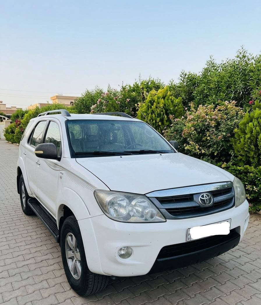 السلام عليكم 
تويوتا فورتشنر ٢٠٠٦
TOYOTA FORTNR 2006  المكينة 6 سلندر 4.0 
كير 5 نمر 
جاهزات ومكفولات من اي عطل تبريد تدفئة شغالات حدادية توني نافضه من طول للطول 
بيها ضربة وبعض المكانات مصبوغة 
سنوية لل30 رقم بصرة تحويل ثاني يوم 
السيارة جاهزة من كلشي 
السعر ((((110)))) وبيه مجال  ﴿للبيع او للمرواس﴾
اتصل وبيك خير وتدلل 
***********

