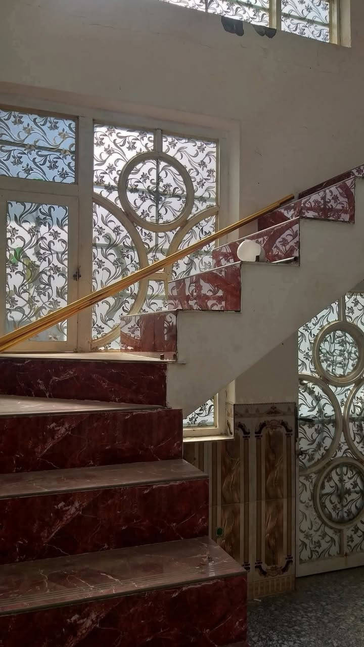 السلام عليكم دار سكن للبيع في الكوت منطقة حي الحكيم نزلة علي الامير بالقرب من شارع الصب بالقرب من المستوصف مساحتة 100م البناء طابوق درجة اولى والسقف صب مسلح والارضية والجدران سيراميك ويتكون البيت من غرفة وصالة ومطبخ واستقبال وصحيات داخلية وخارجية ومرقم من قبل البلدية السعر 35 وبي مجال الاستفسار الاتصال على هذا الرقم ***********
