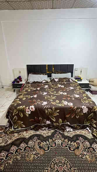 غرفة نوم تركي اصلي نفرين 5 قطع 
مفتوحة مرة وحدة بس 
نضيفة 85% 
مع المندر 
350 الف 
عنواني الزبير الدريهمية 
رقمي ***********v
