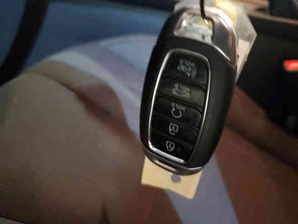 السلام عليكم النتره موديل 23 بدون حادث عطل ميكانيك ظاغطة الزنجيل مكفوله كفاله عامه السياره بصمه تشغيل عن بعد رادار امامي وخلفي توقف ذاتي نقطه عمياء
ثلاث انظمه قياده 
السعر 165 
العنوان البلديات 
الهاتف ***********
