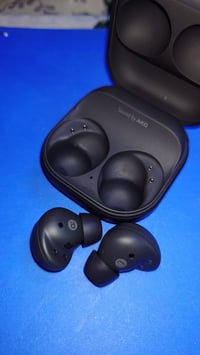 سماعات سامسونك كلكسي بودز 2 برو نظيفة و مكفولة عزل صوت ممتاز شحن مكفول...