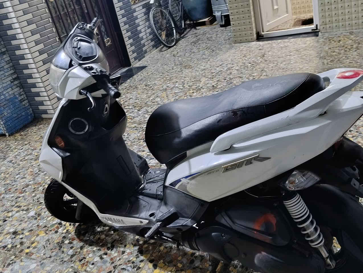 السلام عليكم gtr مديل 2011دراجه نضيفه جدا صارله شهرين من نازله من الرمبه لا مفتوحه ولا شي كله بلادي على وضع الشركه جيب فيتر وافحص دراجه خير من الله كهربائيات شغاله كلهن نكرت سلف مكاني بلديات السعر 1150وبي مجال 
***********
