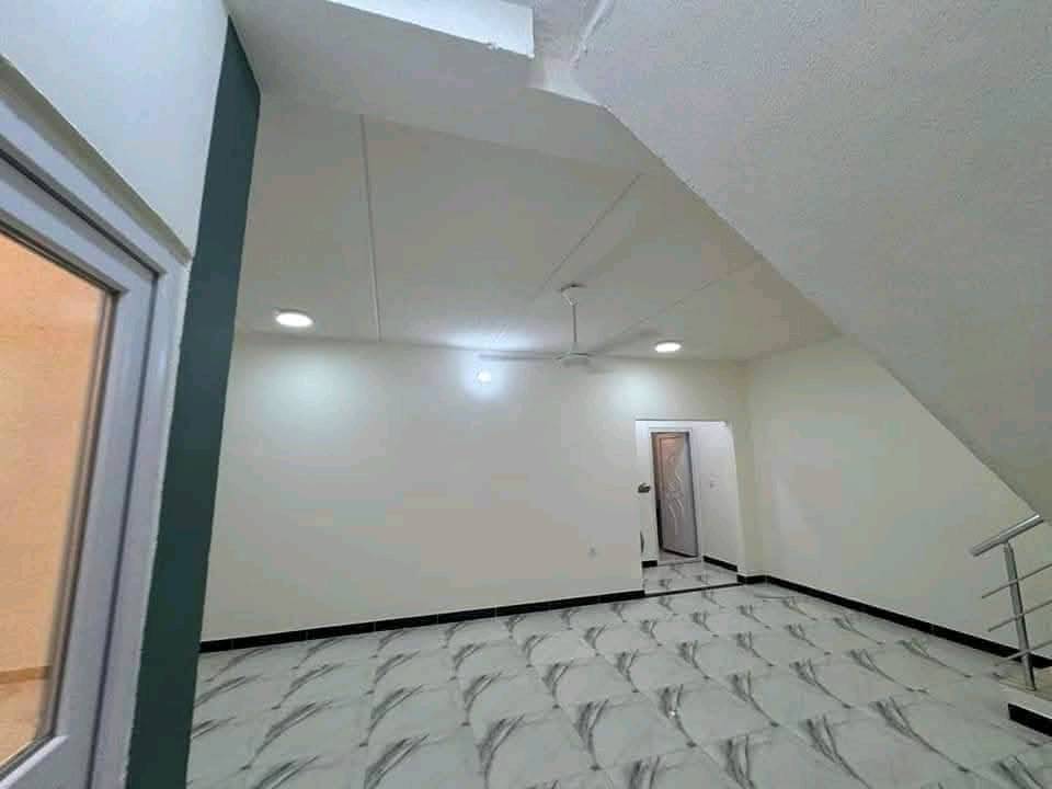 🏡 فرصة مميزة للباحثين عن السكن والاستثمار في قرية الغدير 2

دار للبيع بموقع ممتاز في قرية الغدير 2، بمساحة 150 متر مربع، بناء طابقين بتصميم عملي ومريح للعائلة.

💰 المطلوب مقدم فقط: 92 مليون دينار
🏦 المتبقي على المصرف العقاري: 44 مليون دينار

✨ مواصفات العقار:
▪️ المساحة: 150 متر
▪️ البناء: طابقين
▪️ موقع هادئ ومناسب للسكن
▪️ سعر مناسب جداً مقارنة بالموقع والمواصفات

📞 للاستفسار والمعاينة:
مكتب النورين للعقار
داخل مجمع الكرار السكني
***********