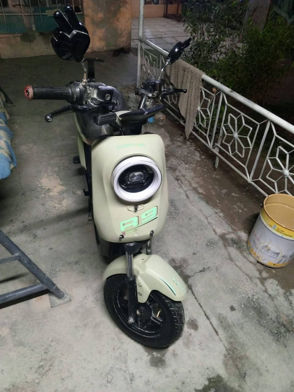 السلام عليكم دراجه R9. اخت الجديده للبيع موديل 2024  خمس بطاريات كبار سرعه 99 حقيقي نضام الP لايت  زنون عالي ناصي اشاير وهوره كله شغال دراجه خير من الله نضيفه بمعنى الكلمه مابيه اي نقص السعر 350 💸 وبيها مجال بسيط للشراي مكاني بغداد الامين الثانيه وهذا رقمي ***********☎️
