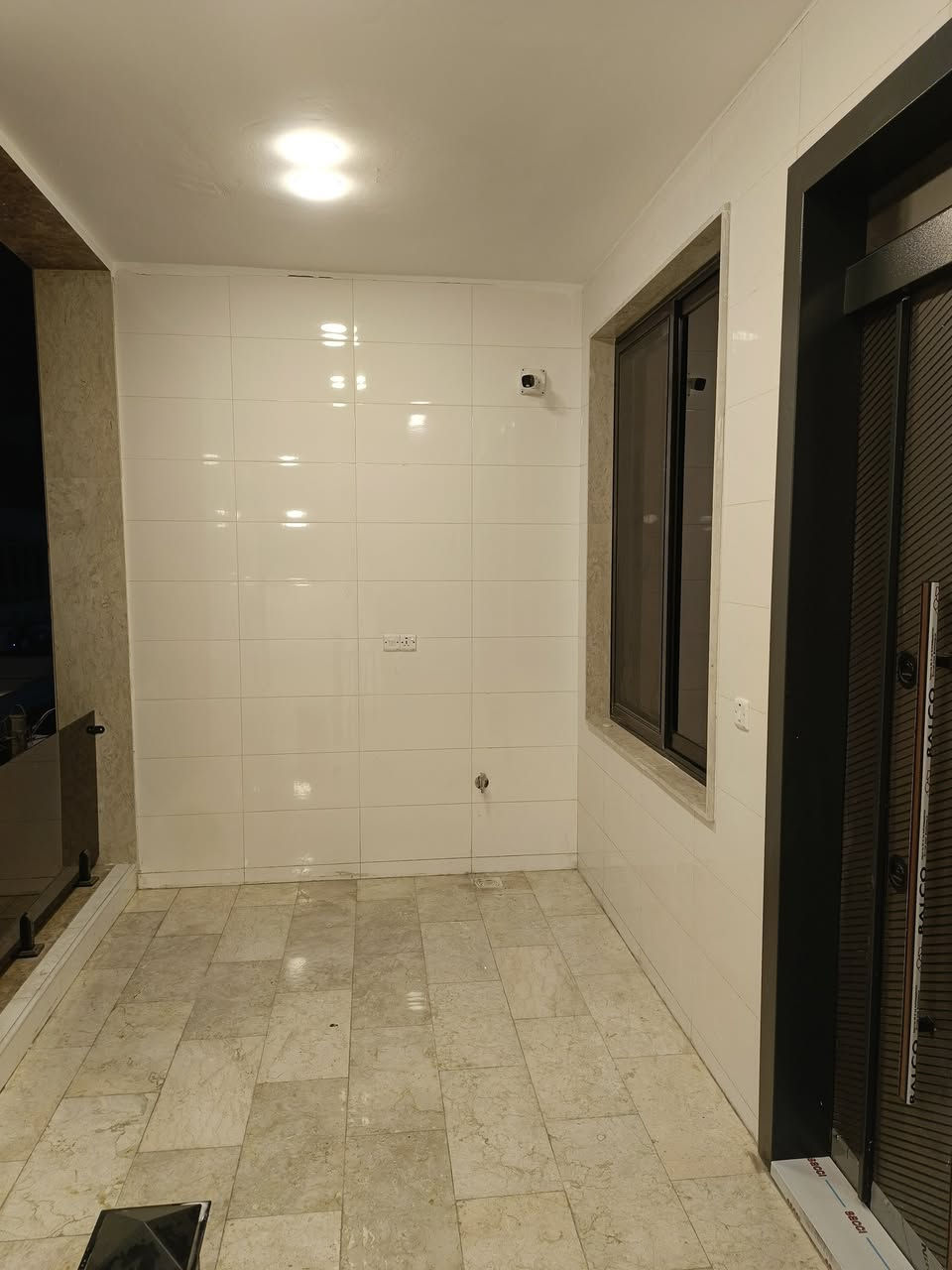 شقه للايجار جديده
عماره جديده مجهزه بل كامرات (عوائل فقط) 
صاله وغرفه ومطبخ وخدمات 
شقق فارغه/ طابق ارضي / طابق اول / طابق ثاني
*********** (صاحب عماره)
